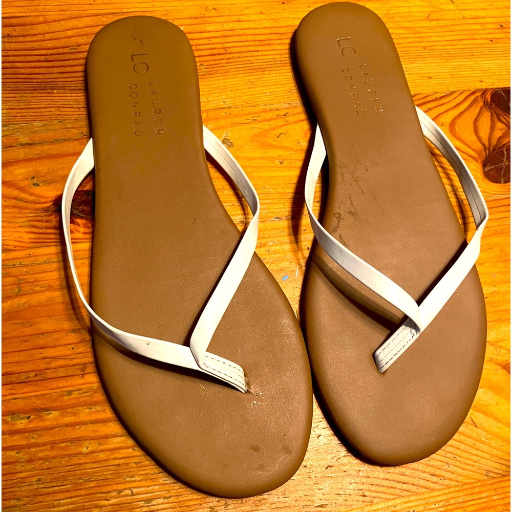 Lauren Conrad white strap flip flop sandals, size 7 women’s, near new! ✨☀️🏖️